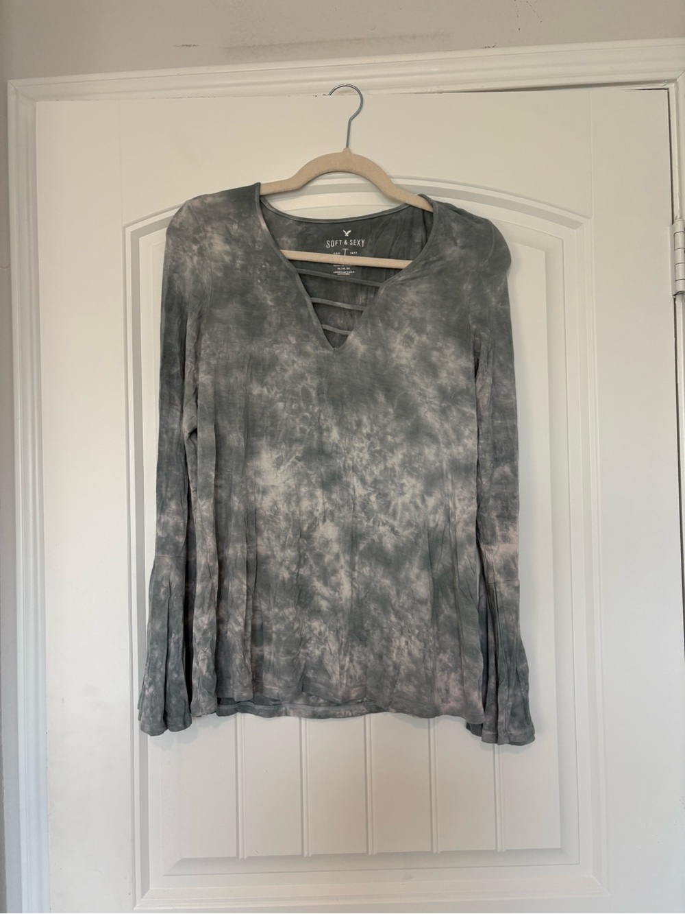 American Eagle Outfitters Gray Tie-Dye Long Sleeve V-Neck Top with Ladder Back